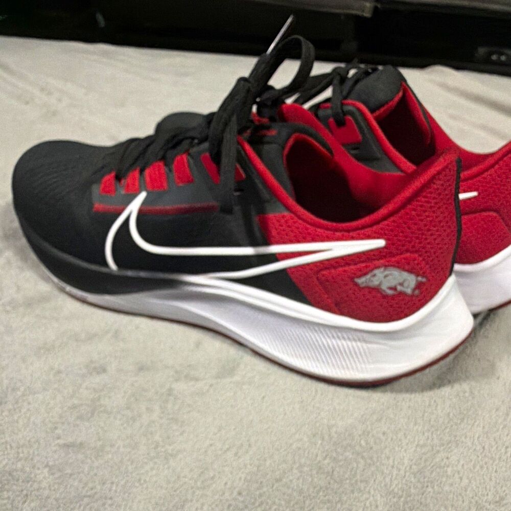 Nike Air Zoom Pegasus 38 Arkansas Razorbacks Men’s Low-Top Sneakers DJ0817-001